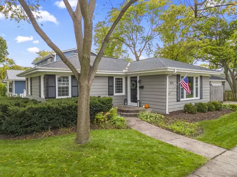 402 Byron Ct, Wheaton, IL 60187