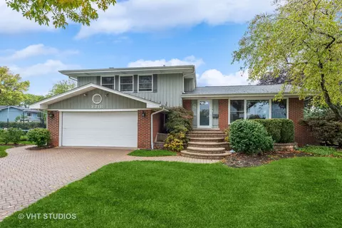 2218 N Burke Dr, Arlington Heights, IL 60004