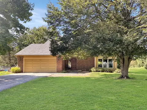 136 Park Crest Dr, Freeport, IL 61032