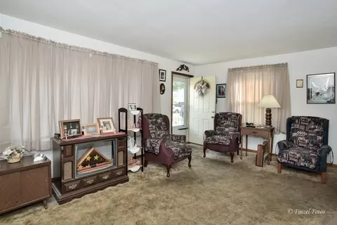 62 S Clifton Ave, Elgin, IL 60123 photo 3