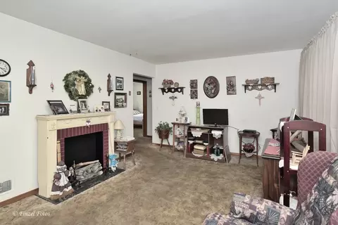 62 S Clifton Ave, Elgin, IL 60123 photo 2