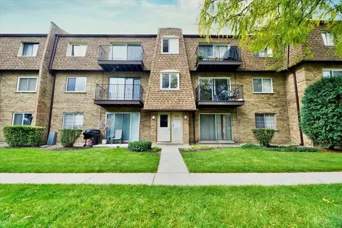 9477 Bay Colony Dr #3S, Des Plaines, IL 60016