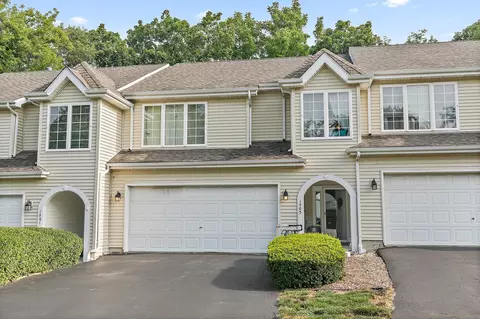 1503 Golden Oak Dr, Woodstock, IL 60098