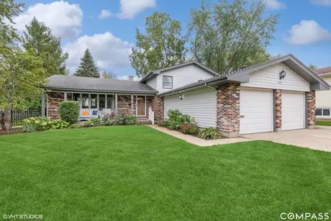 917 Abbington Dr, Crystal Lake, IL 60014