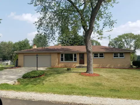 300 Blackhawk Dr, Schaumburg, IL 60193