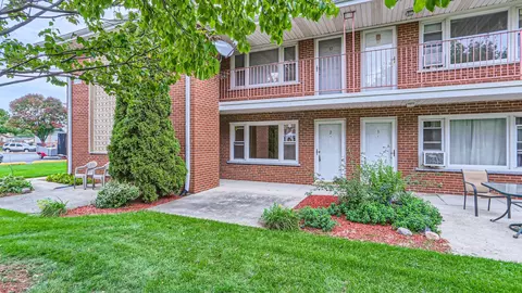 101 Dover Dr #2, Des Plaines, IL 60018