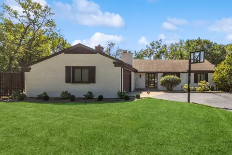 330 Canterbury Ln, Inverness, IL 60010