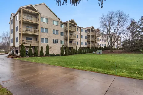 3801 Clubhouse Dr #102, Champaign, IL 61821