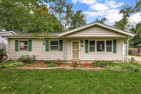 2008 E Country Squire Dr, Urbana, IL 61802