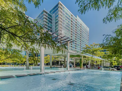 9655 Woods Dr #301, Skokie, IL 60077