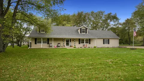 203 Tamarack Dr, Dixon, IL 61021