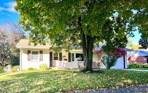 379 Parkside Dr, Sycamore, IL 60178