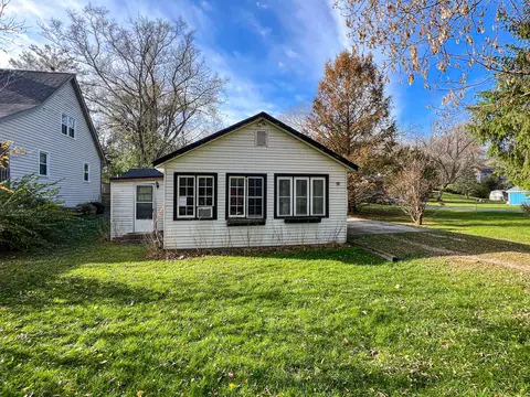 10 Hilltop Rd, Cary, IL 60013