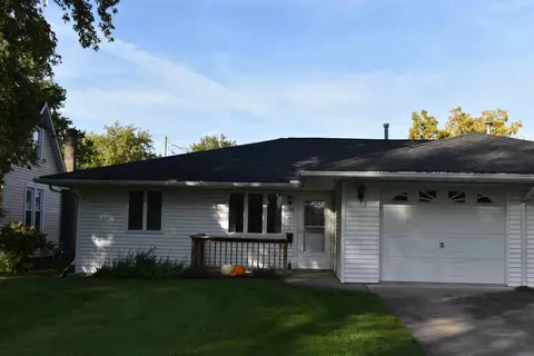 196 N Michigan St, El Paso, IL 61738