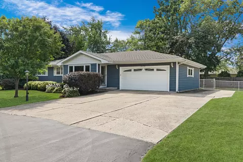 1070 Oakwood St, Gurnee, IL 60031