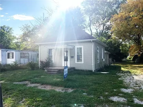 620 Sanford Ave, Nokomis, IL 62075