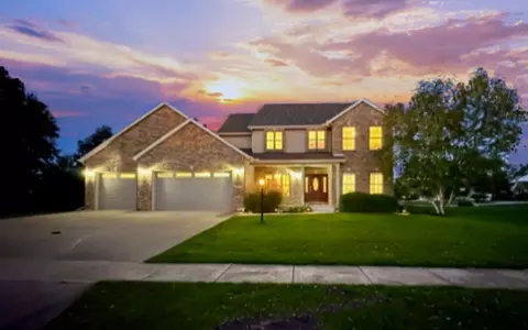 1210 Alydar Dr, Mahomet, IL 61853