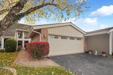 102 Briarwood Cir, Oak Brook, IL 60523
