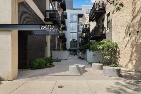 1800 W Grace St #325, Chicago, IL 60613