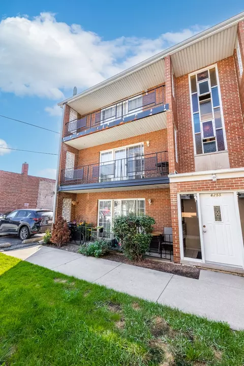 6255 S Mason Ave #2D, Chicago, IL 60638