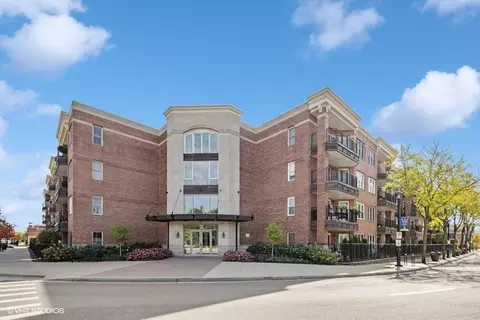 111 N Wheaton Ave #104, Wheaton, IL 60187