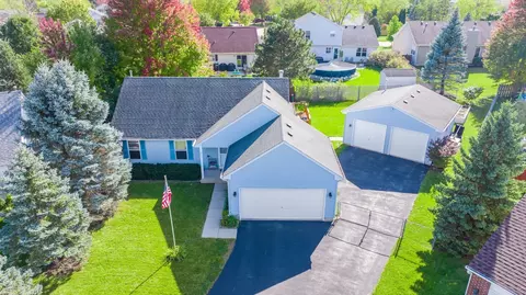 17 Bonnie Ct, Lake In The Hills, IL 60156