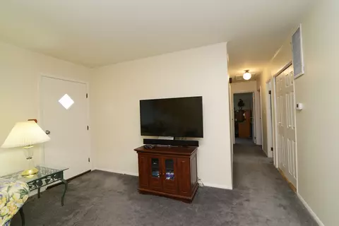 850 N Norman Ln, Wheeling, IL 60090 photo 9