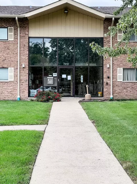 7410 Brookdale Dr #112, Darien, IL 60561