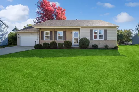 895 Blackhawk Dr, Elgin, IL 60120