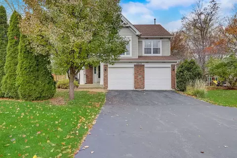 2215 Applewood Ln, Woodstock, IL 60098