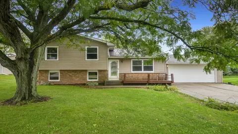 411 Woodrow St, Winnebago, IL 61088