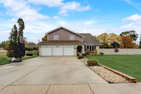 10 Americana Ct, Roselle, IL 60172
