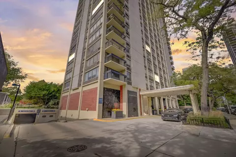 1355 N Sandburg Ter #707, Chicago, IL 60610