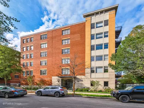 2300 W Saint Paul Ave #202, Chicago, IL 60647