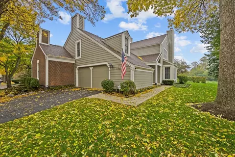 85 Whittington Crse #85, Saint Charles, IL 60174