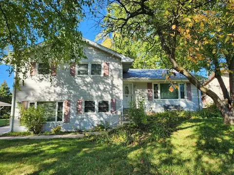 1915 Randolph Dr, Rockford, IL 61103