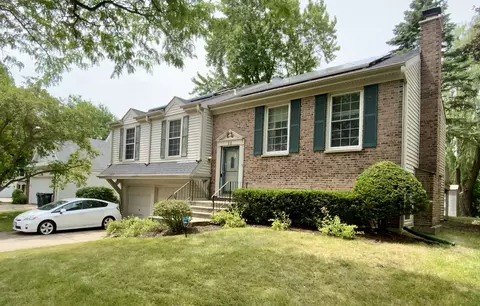 32 Montgomery Ln, Vernon Hills, IL 60061