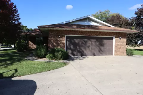 212 Walnut Grove Dr, Walnut, IL 61376 photo 2