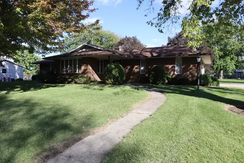 212 Walnut Grove Dr, Walnut, IL 61376