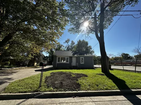 5 Ross Dr, Bloomington, IL 61701
