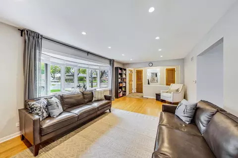 1101 W Pendleton Pl, Mount Prospect, IL 60056 photo 8