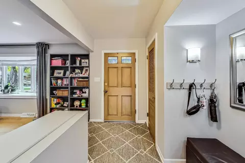 1101 W Pendleton Pl, Mount Prospect, IL 60056 photo 4