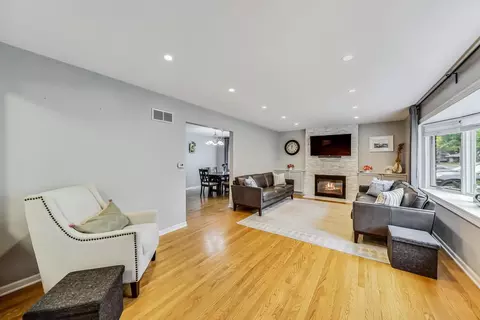 1101 W Pendleton Pl, Mount Prospect, IL 60056 photo 6