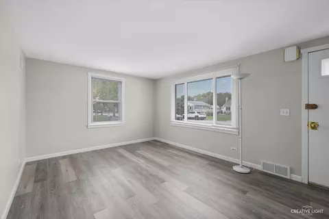 515 S Commonwealth Ave, Elgin, IL 60123 photo 2