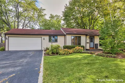 7 Manor Rd, Lake Zurich, IL 60047