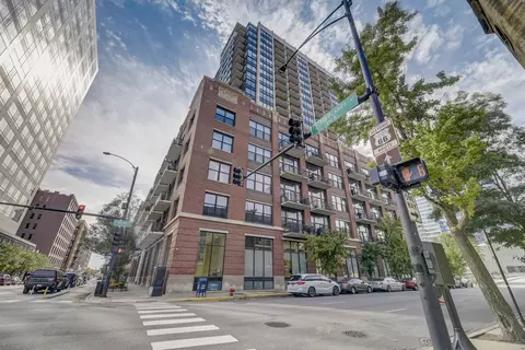 210 S Desplaines St #908, Chicago, IL 60661