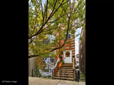 1635 W Beach Ave #1, Chicago, IL 60622