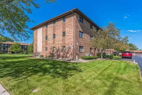 8820 W 140 St #302, Orland Park, IL 60462