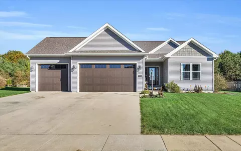 3013 Applewood Dr, Monticello, IL 61856
