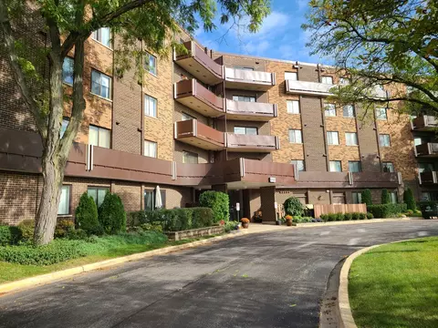 850 Wellington Ave #111, Elk Grove Village, IL 60007